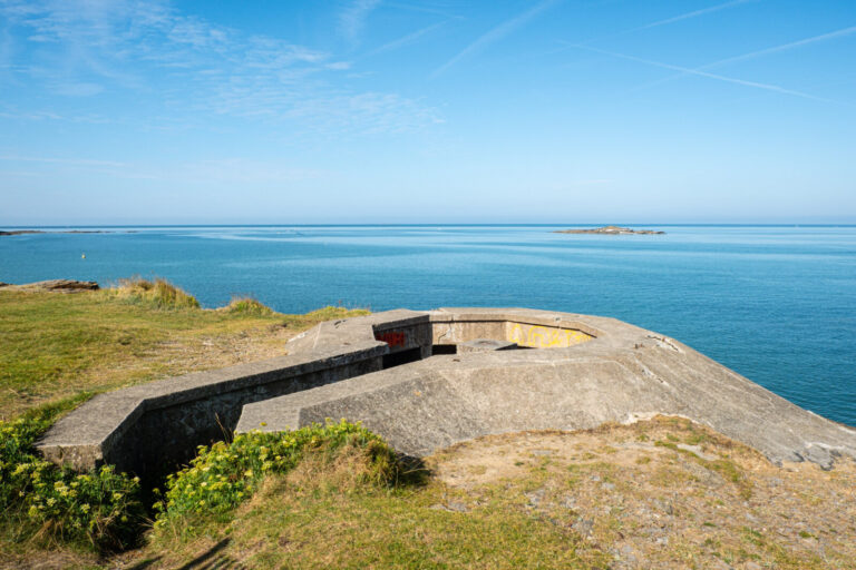 France, Penestin, 2025-08-04. Remains of a bunker on a cliff by the sea in Brittany. Photography by Franck CHAPOLARD / C