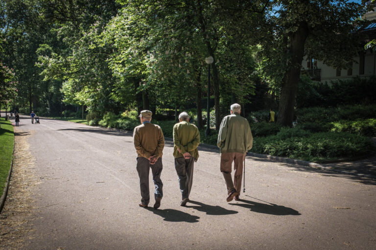 France, Lyon, 2015-05-07. Three senior citizens with their backs to a park. Photograph by Franck CHAPOLARD / Collectif D