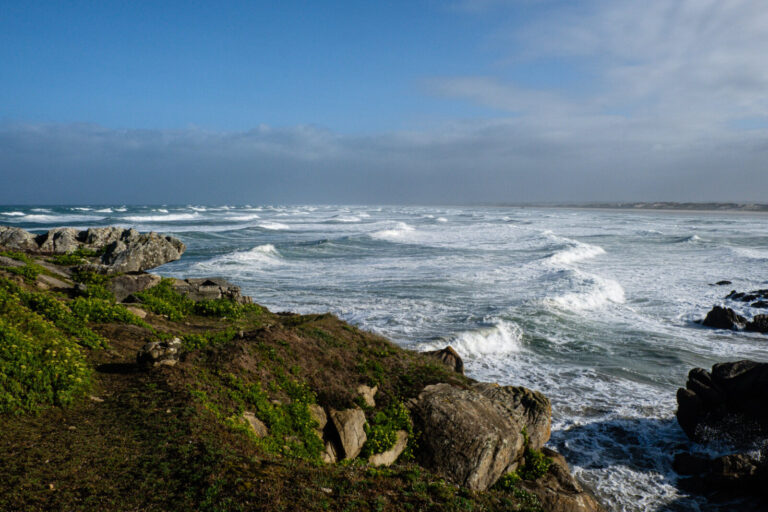 France, Plomeur, 2023-08-02. Seascape with rolling waves and rocks on the coast at Pointe de la Torche. Photograph by Fr