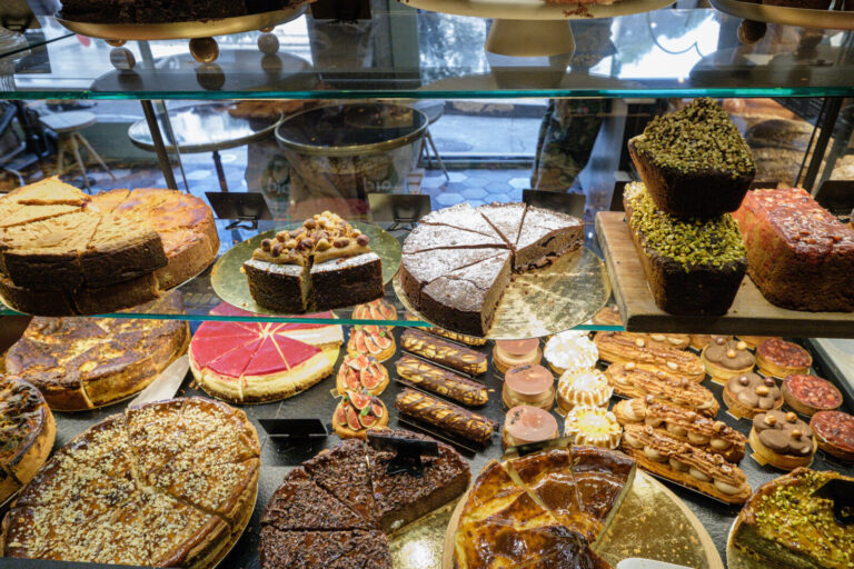 France, Lyon, 2022-09-30. A baker's window displaying cakes and pies. Photograph by Franck CHAPOLARD / Collectif DR.
Fra