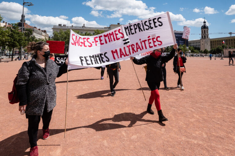 France, Lyon, 2021-05-05. Lyon (France), le 05 mai 2021. Manifestation des sages-femmes sur la place Bellecour a l'occas