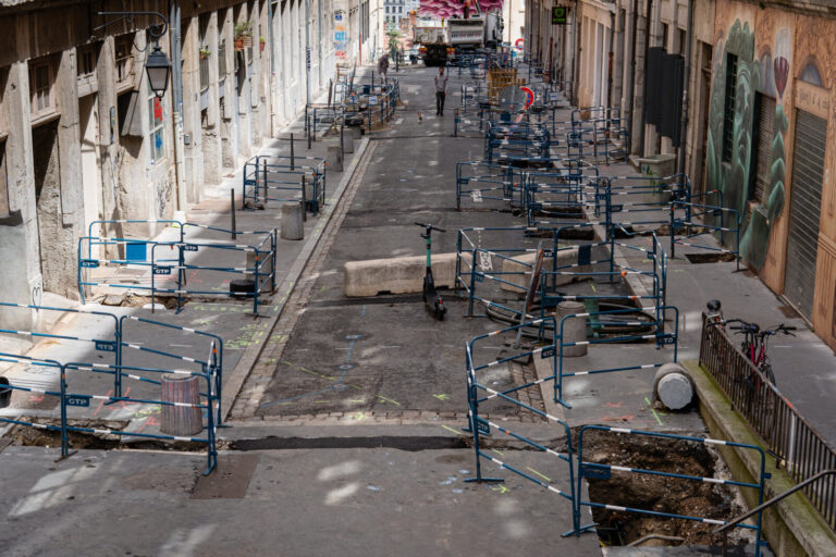 France, Lyon, 2021-06-24. Lyon (France), le 24 juin 2021. Travaux dans une rue de la Croix-Rousse. Photographie de Franc