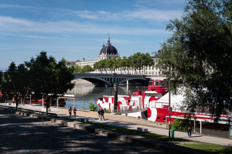 France, Lyon, 2021-07-02. Lyon (France), le 2 juillet 2021. Les berges du Rhone avec en arriere plan le dome de l'Hotel 