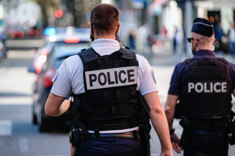 France, Lyon, 2021-09-23. Lyon (France), 23 septembre 2021. Une patrouille de policiers de dos qui surveillent a l'avant