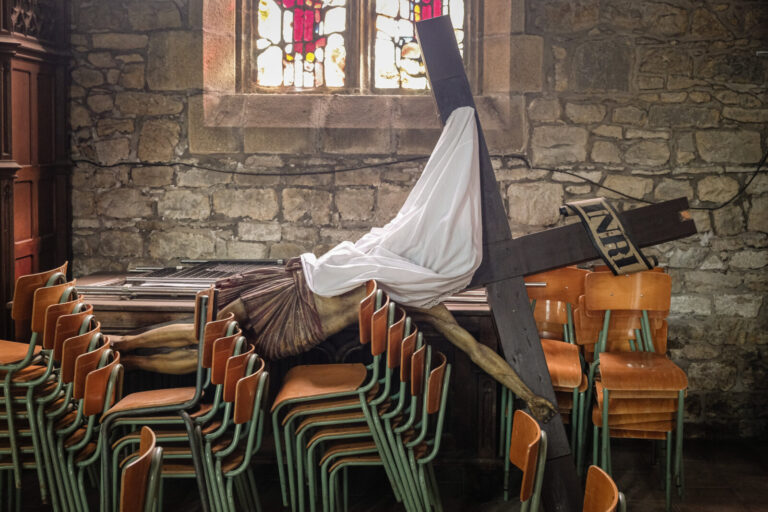 France, Crozon, 2020-08-12. Crozon (France), le 12 aout 2020. Dans l'eglise St Pierre un crucifix pose sur le sol avec l