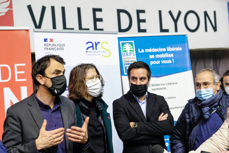 France, Lyon, 2021-12-02. Lyon (France), le 2 decembre 2021. Gregory Doucet le maire de Lyon repond aux medias pendant l