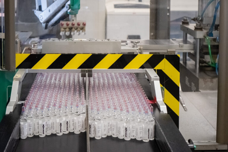 France, Lyon, 2021-09-17. Lyon (France), le 17 septembre 2021. Unite de production de l'entreprise Aguettant. Ampoules d