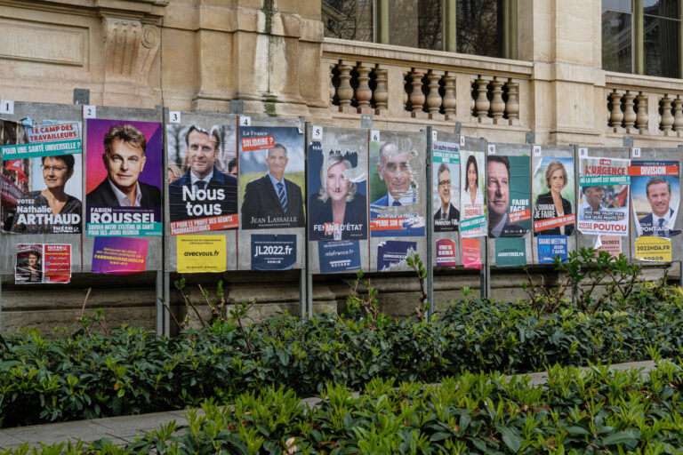 France, Lyon, 2022-04-05. Lyon (France), le 5 avril 2022. Panneau d'affichage electoral avec les affiches de tous les ca