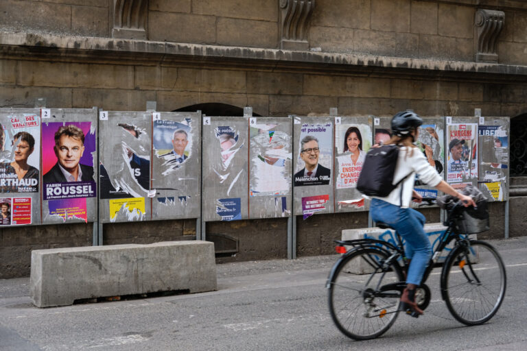 France, Lyon, 2022-04-05. Lyon (France), le 5 avril 2022. Panneau d'affichage electoral avec les affiches de tous les ca