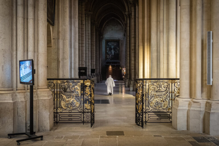 France, Lyon, 2016-05-05. Lyon (France), le 5 mai 2016. Un pretre de dos qui marche seul dans une allee de la cathedrale