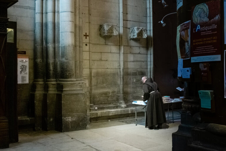 France, Lyon, 2017-11-22. Lyon (France), le 12 novembre 2017. Un moine de dos dans la cathedrale St Jean qui range des d