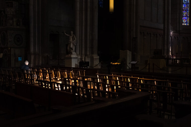 France, Lyon, 2017-11-22. Lyon (France), le 12 novembre 2017. Un homme seul assis dans la lumiere de la cathedrale St Je