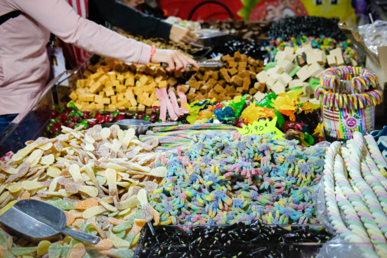 France, Lyon, 2021-10-30. Lyon (France), le 30 octobre 2021. Presentoir de bonbons en libre-service. Photographie de Fra