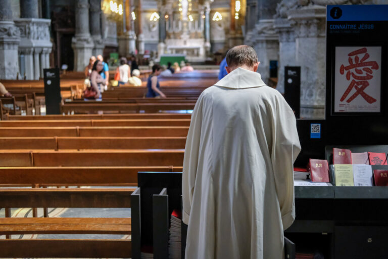 France, Lyon, 2016-09-01. Lyon (France), le 1er septembre 2016. Un pretre de dos avec sa soutane dans la basilqiue de Fo