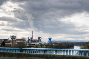 France, Lyon, 2021-12-05. Lyon (France), le 5 decembre 2021. Paysage de la Vallee de la chimie lvers Feyzin, le long de 
