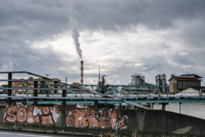 France, Lyon, 2021-12-05. Lyon (France), le 5 decembre 2021. Vallee de la chimie le long de l'autoroute A7 avec un mur t