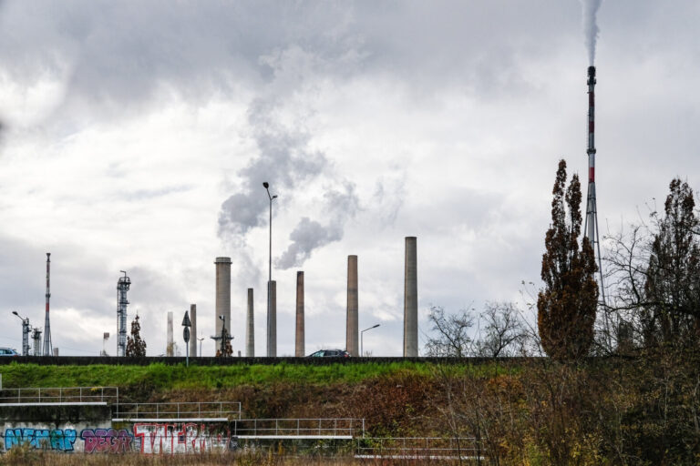 France, Lyon, 2021-12-05. Lyon (France), le 5 decembre 2021. Vallee de la chimie le long de l'autoroute A7 avec des chem