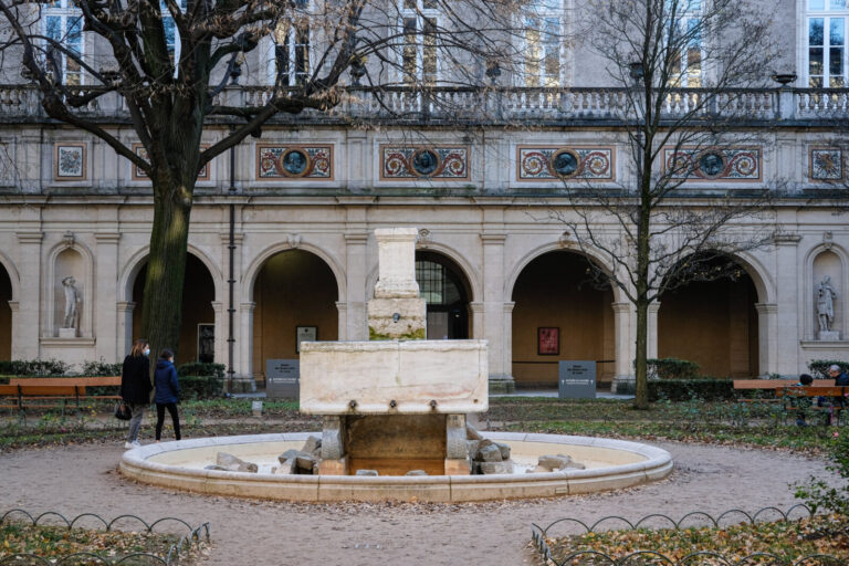 France, Lyon, 2021-12-12. Lyon (France), le 12 decembre 2021. La facade d'entree du musee par le jardin de sculptures et