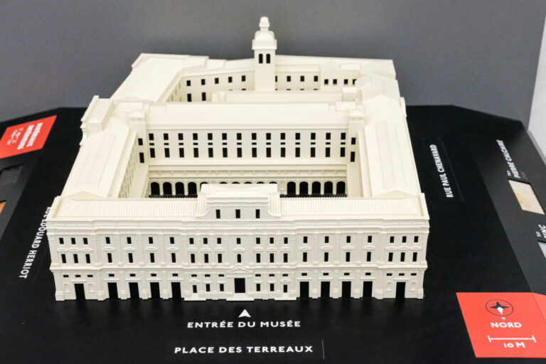 France, Lyon, 2021-12-12. Lyon (France), le 12 decembre 2021. Une maquette du musee avec des indications d'orientation p