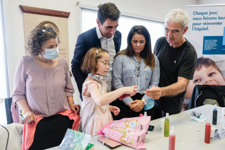 France, Bron, 2022-05-11. Bron (France), le 11 mai 2022. Atteinte d'une maladie rare Clara (11 ans) ne peut pas se nourr