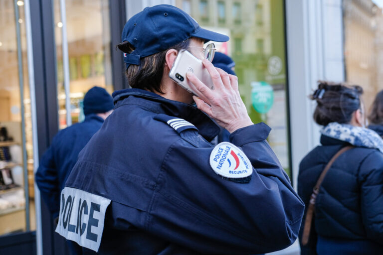 France, Lyon, 2022-01-06. Lyon (France), le 6 janvier 2022. Un policier qui telephone pendant une operation de controle 