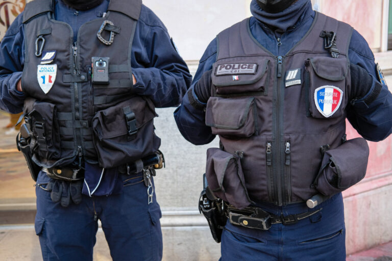 France, Lyon, 2022-01-06. Lyon (France), le 6 janvier 2022. Gros plan sur la tenue de deux policiers pendant une operati