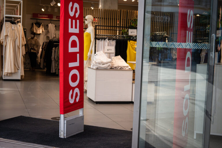 France, Lyon, 2021-07-02. Lyon (France), le 2 juillet 2021. Deuxieme jours des soldes. Vitrine de commerce avec le stick