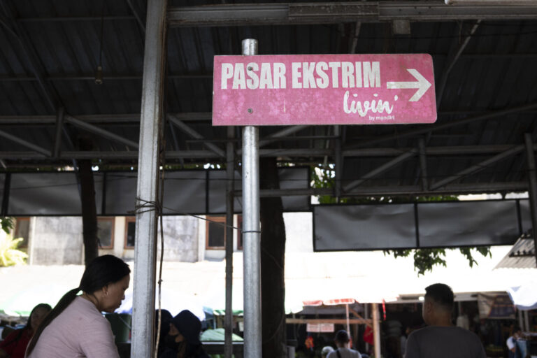 Indonesia, Tomohon, 2026-09-11. Pink "Pasar Ekstrim" sign pointing the way to the Tomohon extreme market. Photograph by 