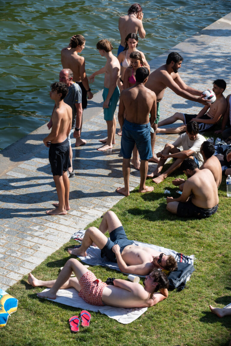 France, Paris, 2026-06-21. At the Canal Saint-Martin in Paris, the heatwave has driven residents and visitors to crowd t