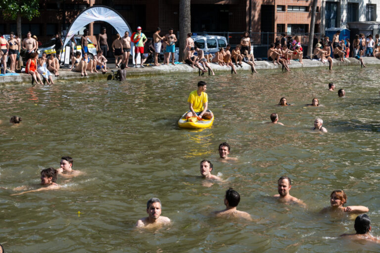 France, Paris, 2026-06-21. At the Canal Saint-Martin in Paris, the heatwave has driven residents and visitors to crowd t