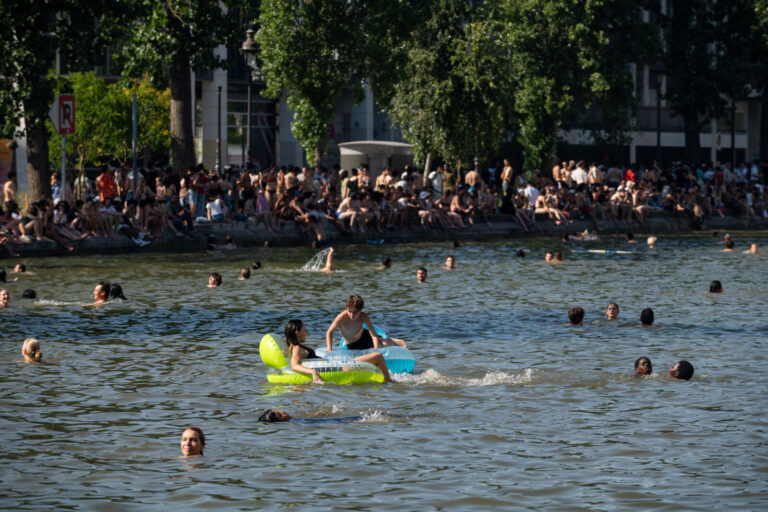 France, Paris, 2026-06-21. At the Canal Saint-Martin in Paris, the heatwave has driven residents and visitors to crowd t