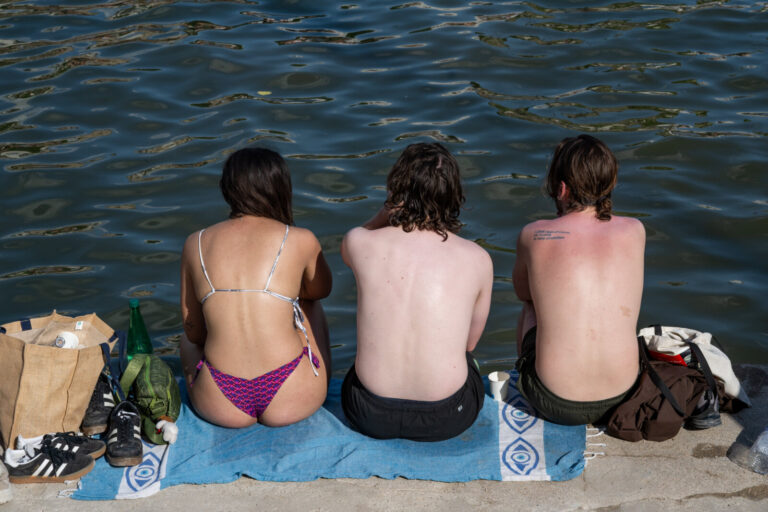 France, Paris, 2026-06-21. At the Canal Saint-Martin in Paris, the heatwave has driven residents and visitors to crowd t