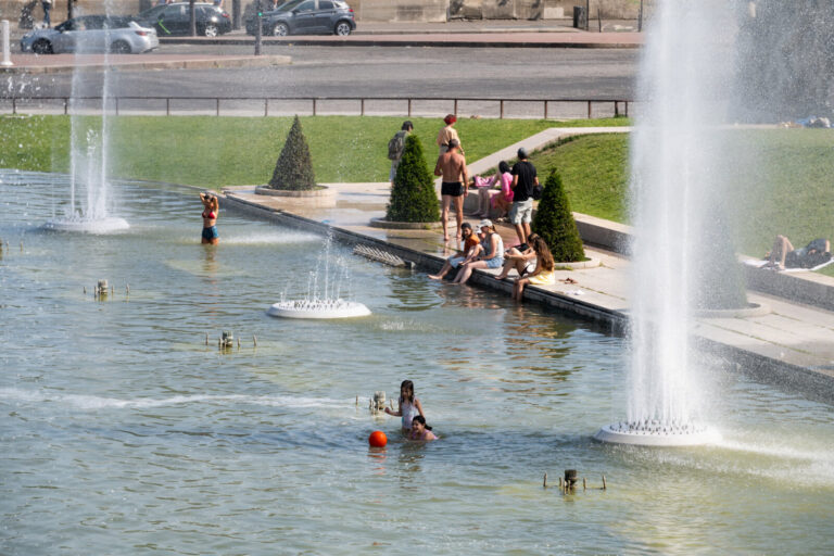 France, Paris, 2026-06-21. At the Trocadero, beneath the Eiffel Tower in Paris, the heatwave drives a few visitors to st