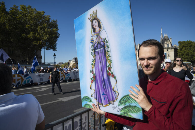 France, Paris, 2026-09-25. Faithful and spectators gather along Boulevard Saint-Michel on Paris's Left Bank, waiting for