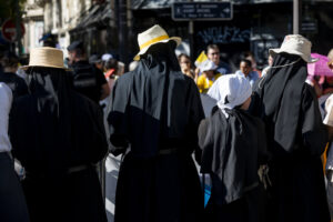 France, Paris, 2026-09-25. Faithful and spectators gather along Boulevard Saint-Michel on Paris's Left Bank, waiting for
