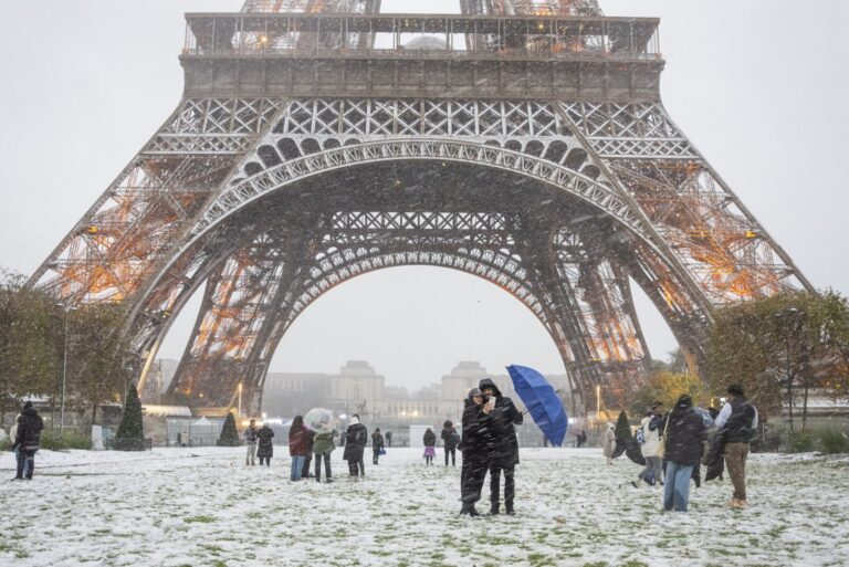 France, Paris, 2024-11-21. Paris in the snow. The Trocadero, its gardens, and the Eiffel Tower, covered in a white veil,