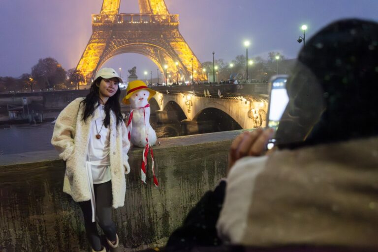 France, Paris, 2024-11-21. Paris in the snow. The Trocadero, its gardens, and the Eiffel Tower, covered in a white veil,