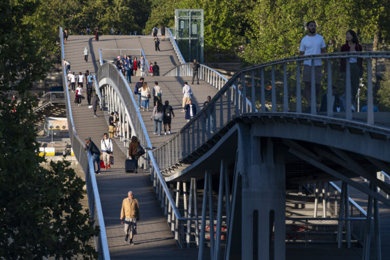 France, Paris, 2026-08-22. Simone Veil footbridge in Paris, connecting the 12th and 13th arrondissements across the Sein