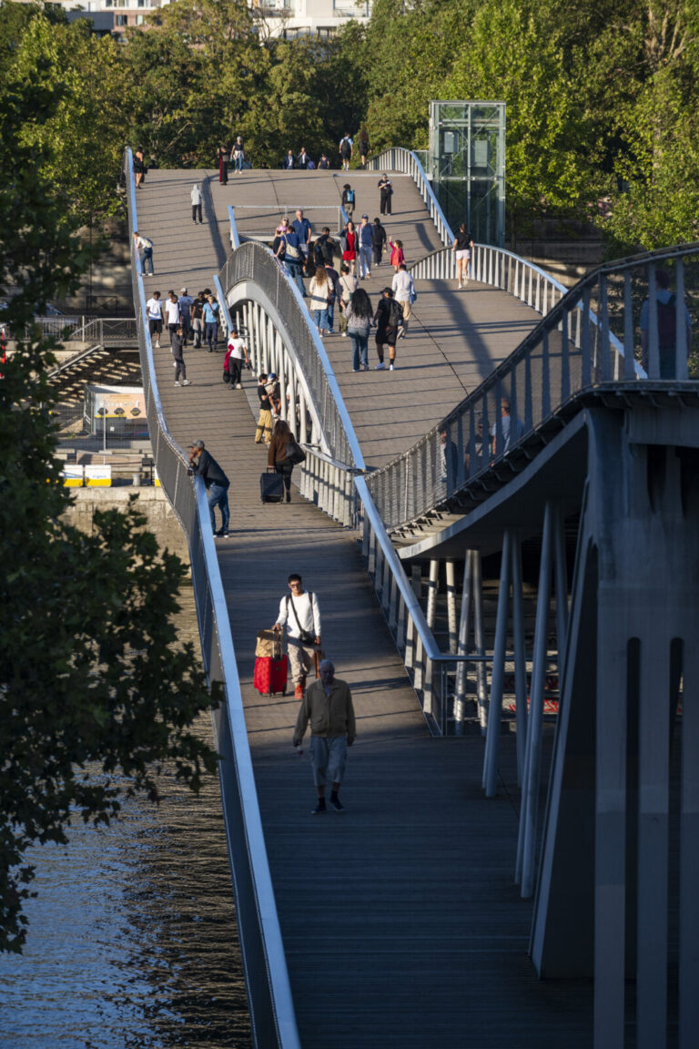 France, Paris, 2026-08-22. Simone Veil footbridge in Paris, connecting the 12th and 13th arrondissements across the Sein