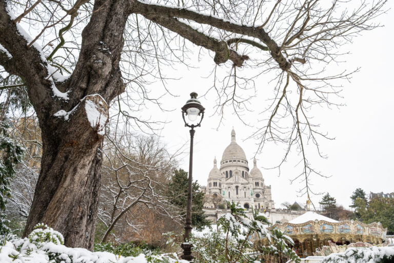 France, Paris, 2026-01-07. Paris under the snow. Montmartre, covered in a white blanket, attracts Parisians and tourists