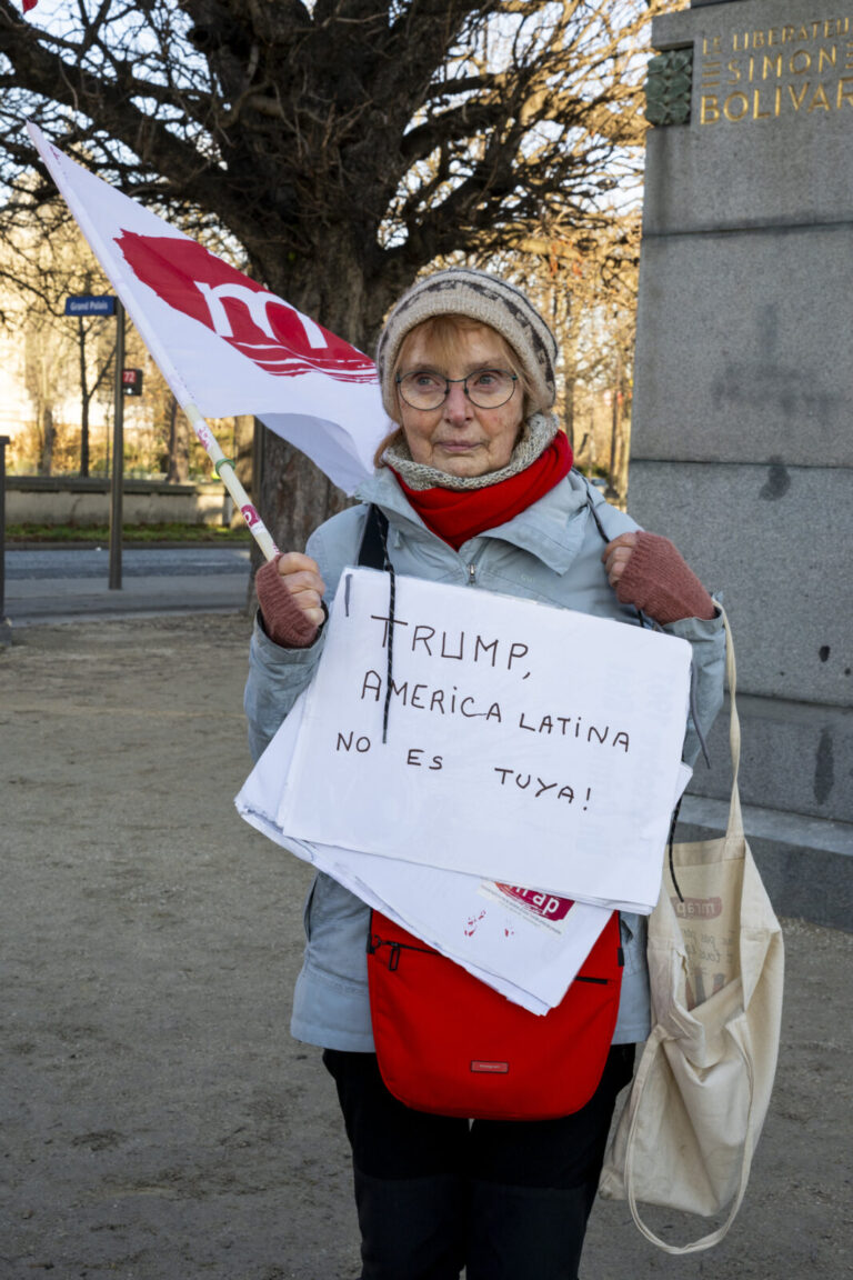France, Paris, 2026-01-03. Demonstrations in Paris this afternoon beneath the statue of Simon Bolivar, following the his