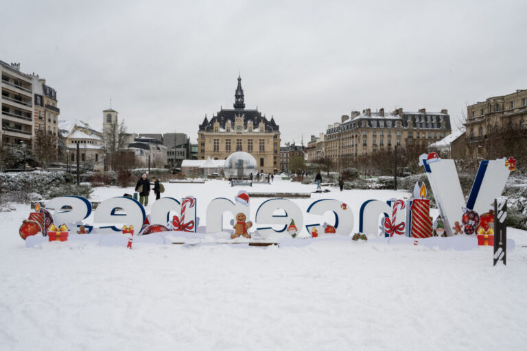 France, Paris, 2026-01-06. Vincennes under the snow. The Bois de Vincennes, covered in a white blanket, attracts Parisia