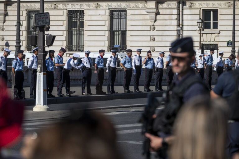 France, Paris, 2026-09-25. Faithful and spectators gather along Boulevard Saint-Michel on Paris's Left Bank, waiting for