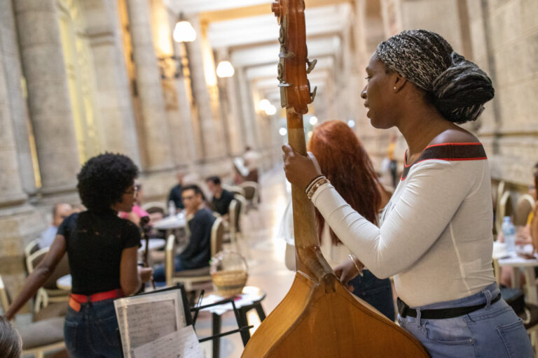 Cuba, Havana, 2019-11-07. A musician plays the double bass in a bar. Photograph by Guy LEROY Collectif DR.
Cuba, La Hava