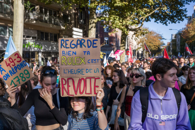 France, Lille, 2022-10-18. Day of action to defend the right to strike and purchasing power. Demonstrators holding up si