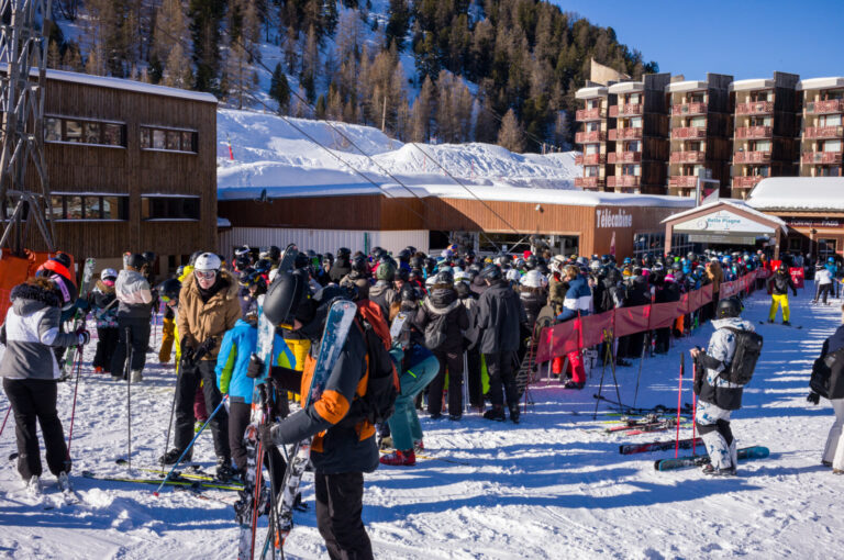 France, La Plagne, 2024-12-31. Illustration of mass tourism in a major winter sports resort. Photography by Guy Leroy / 