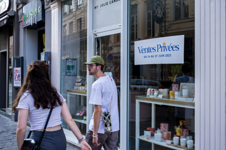 France, Lille, 2023-06-25. View of the window of a private sales boutique. Photograph by Guy Leroy / Collectif DR.Franc