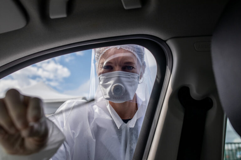 France, Lille, 2020-04-28. In the context of the sanitary crisis, a biologist performs a "covid-19 car testing". Photogr