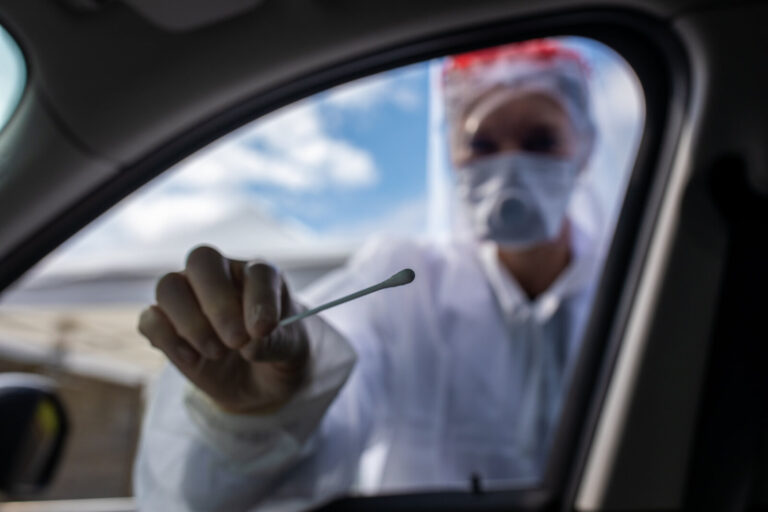 France, Lille, 2020-04-28. In the context of the sanitary crisis, a biologist performs a "covid-19 car testing". Photogr