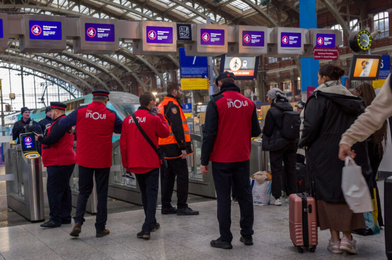 France, Lille, 2022-12-22. Controllers of an inoui TGV on the platform. Photography by Guy LEROY / Collectif DR.France,